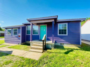 QUICK 1 mile to Ft Sill! Wizard Cottage sleeps 5 adults & Pets Welcome!